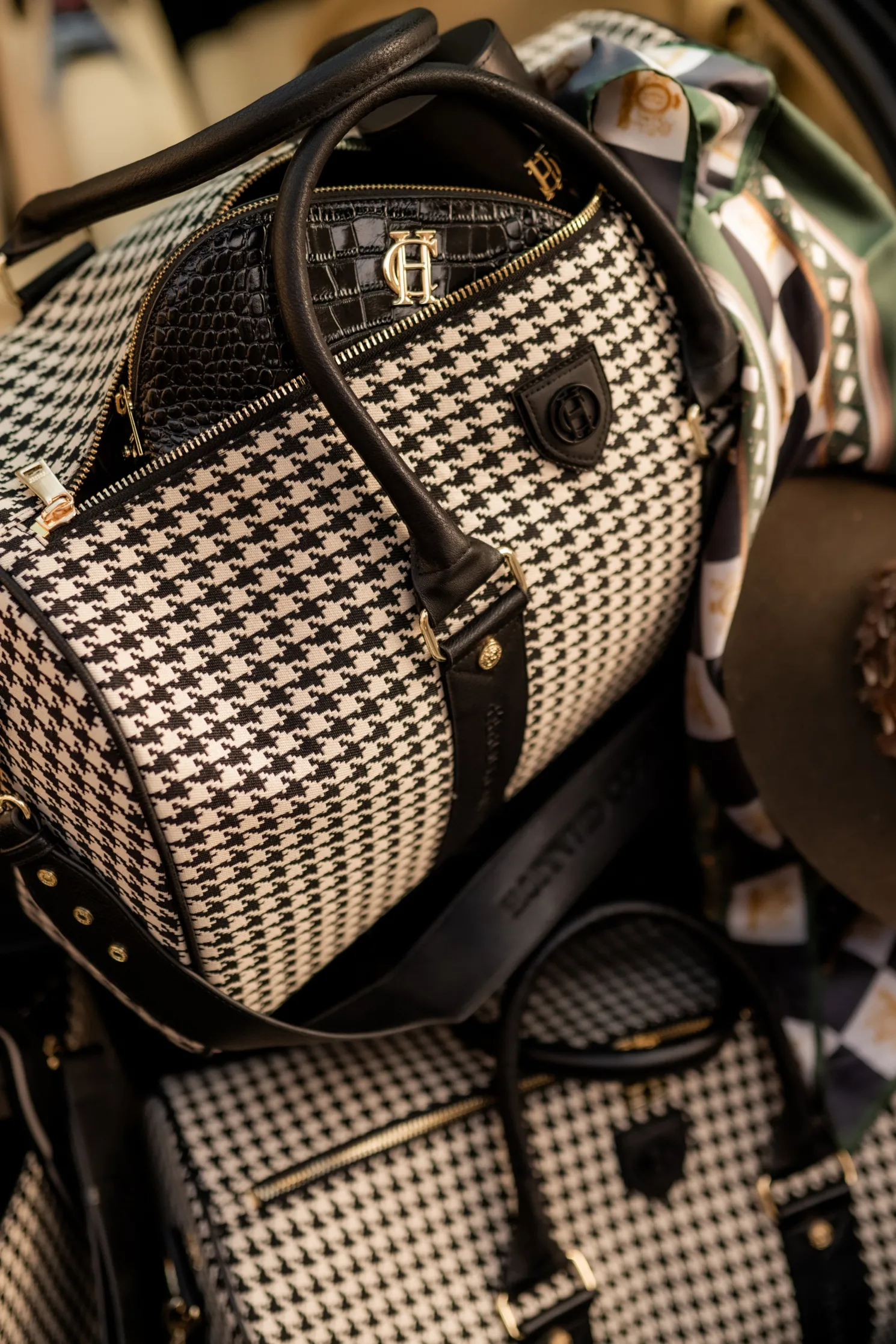 Regency Holdall (Ecru Houndstooth)